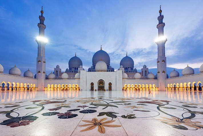 Là một trong những nhà thờ Hồi giáo lớn nhất và kỳ vĩ nhất thế giới hiện nay, Sheikh Zayed là sự hài hoà trong thiết kế hiện đại xen lẫn cổ điển với các công trình mang đậm dấu ấn kiến trúc Hồi giáo đan xen nhau. Đây là một trong những địa điểm bắt buộc phải đến nếu bạn ghé thăm Abu Dhabi.