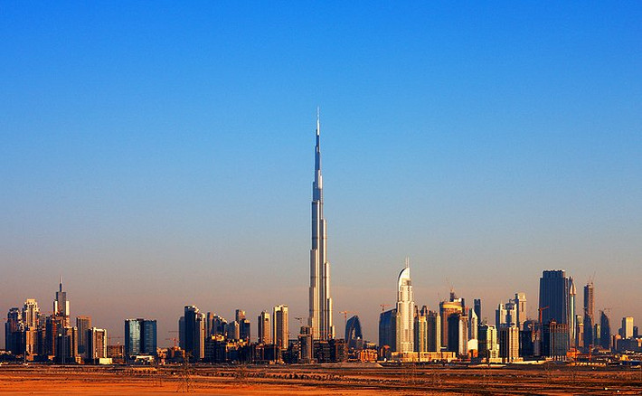 Burj Khalifa là một trong những toà nhà biểu tượng của Các tiểu Vương quốc Ả Rập Thống nhất (UAE), đây cũng chính là công trình nhân tạo cao nhất thế giới từng được xây dựng từ trước đến nay. Ngoài ra, Burj Khalifa còn giữ một loạt các kỷ lục khác như là toà nhà có hệ thống thang máy phức tạp nhất và dài nhất từng được xây dựng.