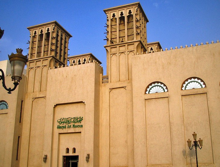 Bảo tàng nghệ thuật Sharjah là một trong những bảo tàng được chọn là địa điểm “bắt buộc phải đến” khi ghé thăm khi du lịch UAE trong nhiều năm trờ lại đây.