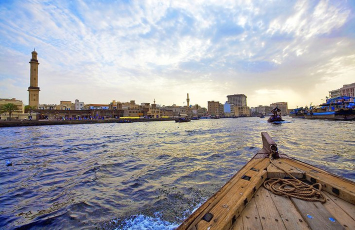 Nếu toà nhà cao nhất thế giới sẽ cho bạn cái nhìn toàn cảnh về Dubai thì những tour du lịch khám phá bằng đường biển mới lại là điểm đến mang tính biểu tượng của thành phố này.
