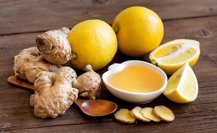 Gừng và chanh: Thành phần gồm 1 muỗng canh nước gừng 1 muỗng canh nước cốt chanh. Hoà nước gừng và vài giọt nước cốt chanh. Dùng lên da đầu và tóc rồi để nó trong 15-20 phút. Sau 20 phút rửa sạch với nước ấm. Thực hiện phương pháp này một cách thường xuyên để có kết quả tốt hơn.