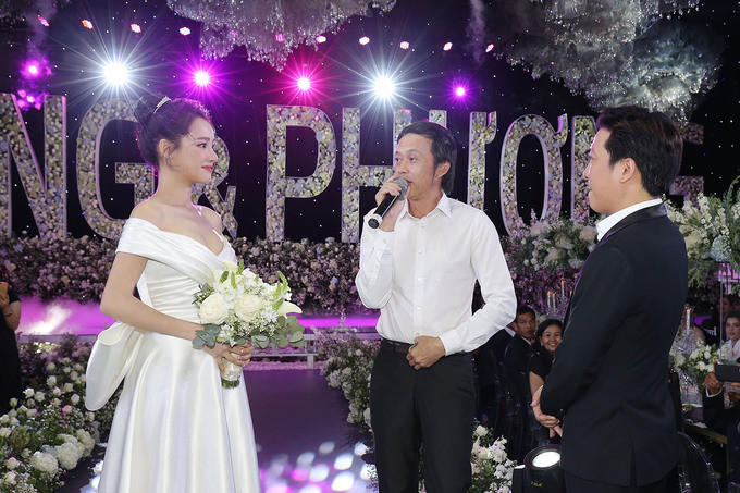 Một điều đáng lưu ý là xuyên suốt tiệc đám cưới, Nhã Phương liên tục dùng bó hoa cưới to che trước phần bụng của mình. Trước đó, nhiều mỹ nhân Việt vướng tin đồn mang thai như Diệp Lâm Anh, Á hậu Dương Tú Anh... cũng có hành động tương tự.