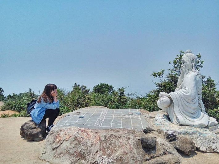 Nằm trên bán đảo Sơn Trà, có độ cao gần 700m so với mực nước biển, đỉnh Bàn Cờ là điểm đến lý tưởng nhất để ngắm toàn cảnh thành phố biển Đà Nẵng.