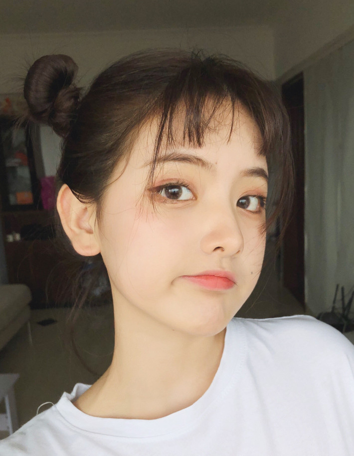 Nữ sinh có tên là Tiết Bân Bân, sinh năm 1997 đến từ thành phố Thâm Quyến, tỉnh Quảng Đông (Trung Quốc) đang gây sốt cộng đồng mạng vì nhan sắc cực giống IU, cô còn được fan đặt cái tên yêu thương là "IU phiên bản Trung"