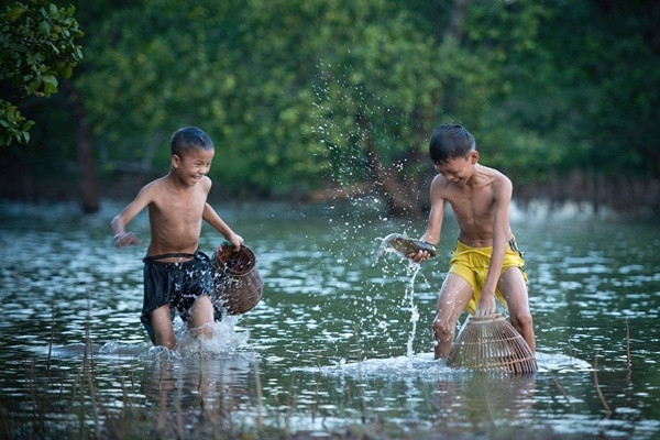 "Nhớ hồi còn nhỏ, mỗi lần mưa to kéo dài, đồng ngập trắng là chúng mình lại dẫn nhau đi thả lưới.