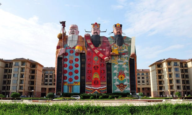 Tianzi Hotel, Hebei: Người Trung Quốc vốn tôn thờ 3 vị thần tài Phúc Lộc Thọ và một doanh nhân khách sạn bắt kịp trào lưu truyền thống này. Ông ta đã cho dựng 3 bức tượng khổng lồ các vị thần với chiều cao mang tính biểu tượng bằng tòa nhà 10 tầng ở phía đông Bắc Kinh.