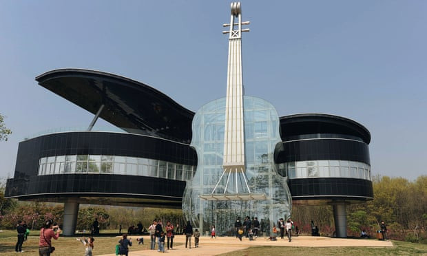 Tòa nhà đàn piano và violin, Hoài Nam: Không, đây không phải là biệt thự mơ ước của Taylor Swift, mà là một tòa nhà thử nghiệm ở Hoài Nam, tỉnh An Huy miền trung, được thiết kế bởi một nhóm sinh viên kiến trúc tại Đại học Công nghệ Hợp Phì. Được hình thành như một không gian diễn tập và biểu diễn cho sinh viên âm nhạc tại trường cao đẳng địa phương, du khách đi qua giếng trời bằng kính, trước khi đi lên một loạt thang cuốn vào ruột của đàn piano, và trên sân thượng, được che bởi “Nắp”. Người dân địa phương đã gọi nó là "tòa nhà lãng mạn nhất ở Trung Quốc".