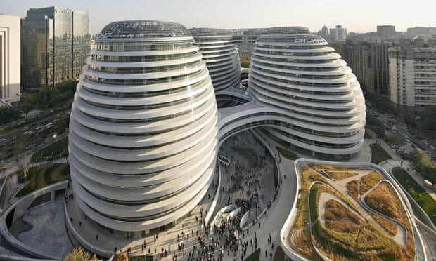 Galaxy Soho, Bắc Kinh: Tòa nhà được thiết kế bởi kiến trúc sư Zaha Hadid vào năm 2012. Tầm nhìn cao của khu phức hợp với không gian xanh và toàn bộ cảnh quan thành phố đã khiến Galaxy Soho, Bắc Kinh gây được tiếng vang trong suốt thời gian đó. Không thua kém kiến trúc su người Pháp, nữ hoàng của quả trứng không gian Zaha Hadid đã thiết kế những dải băng gợn sóng kiến trúc tạo thành một thế giới đi bộ trên không.