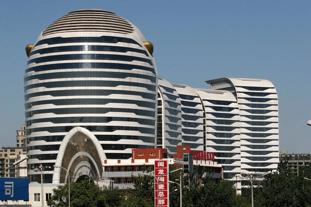Linda Haiyu Plaza, Bắc Kinh: Thêm một con sâu bướm không gian hơn là một quả trứng (mặc dù các nhà thiết kế của nó tuyên bố nó giống như một con cá), Linda Haiyu Plaza nằm ở góc đường vành đai thứ tư của Bắc Kinh, trông như sẵn sàng nuốt bạn vào cái miệng há to của nó.