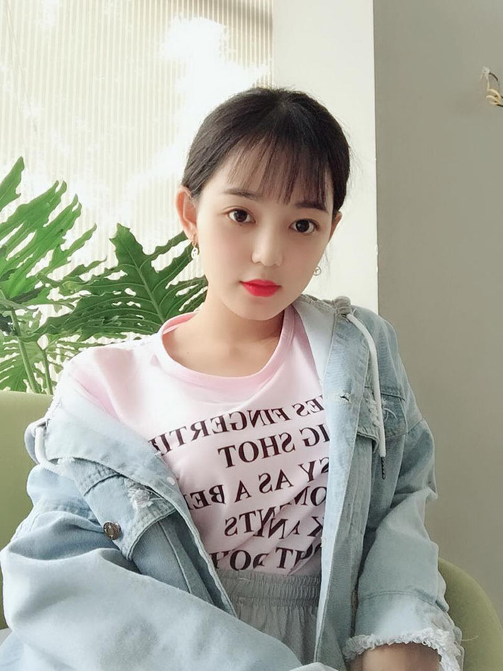 Diệp Quyên từng đạt giải nhì học sinh giỏi Văn cấp huyện và giải 3 học sinh giỏi Văn cấp tỉnh năm lớp 9. Lên cấp 3, điểm tổng kết môn Văn của Quyên luôn đứng top 1 trong lớp.