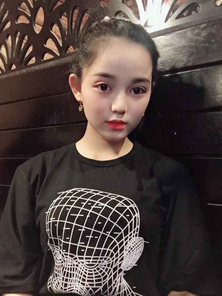 Sở hữu khuôn mặt baby, nước da trắng, đôi mắt tròn to khiến cô bạn luôn nổi bật trước đám đông.