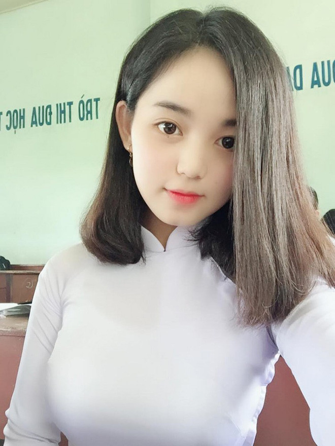 Nữ sinh diện áo dài xinh xắn trong buổi lễ chào cờ bỗng xuất hiện trong các group về trai xinh gái đẹp, khiến dân tình dành nhiều sự chú ý