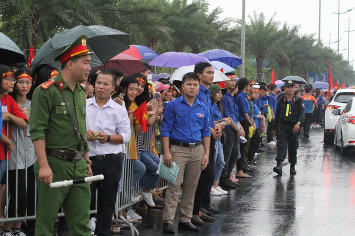 Khu vực sân bay Nội Bài trời bỗng đổ mưa như chút nước, nhưng vẫn không giảm đi sự nhiệt tình chờ đón đoàn đội tuyển thể thao về nước, nhiều người dân dù phải che ô, mặc áo mưa nhưng trên gương mặt không ai thiếu đi sự rạng ngời.