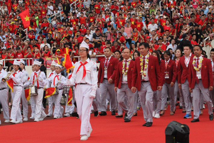 Sự xuất hiện của các vận động viên vừa trở về từ Asiad 2018 đã làm nóng không khí tại SVĐ Mỹ Đình, hàng ngàn người hâm mộ đã reo hò khắp khán đài.