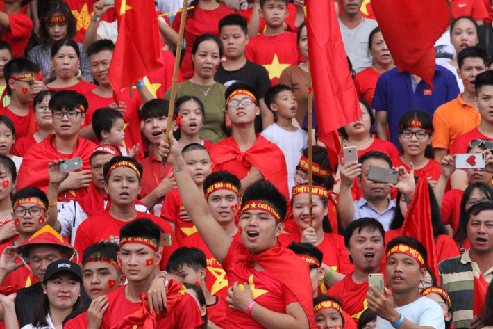 Không khí rộn ràng xen đầy cảm xúc trong buổi lễ vinh danh, những CĐV mang đến sân Mỹ Đình sư nhiệt huyết tình yêu thể thao nồng cháy.