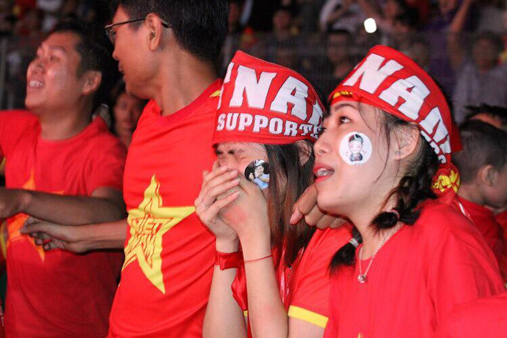 Tiếng coi trận đấu kết thúc, đội tuyển Olympic Việt Nam đã có một chiến thắng lịch sử. Cả sân vận động như vỡ òa, có những nụ cười sáng khoái, giọt nước mắt hạnh phúc của niềm vui về một chiến thắng lịch sử của bóng đá nước nhà. Ảnh: Anh Sơn