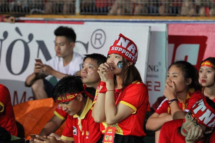 Vừa qua tại SVĐ Hàng Đẫy, hội CĐV bóng đá Hà Nội đã bắt tay cùng hội CĐV bóng đá Việt Nam miền Bắc để tổ chức sự kiện xem bóng đá hoành tráng. Một màn hình rộng 40 m2 đã được dựng lên ngay trong sân nhà của CLB Hà Nội để phục vụ các CĐV tiếp lửa cho các cầu thủ Olympic Việt Nam ở Indonesia. Ảnh: Anh Sơn