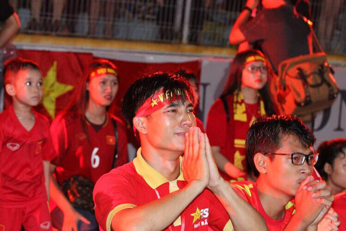 Trên khuôn mặt mỗi CĐV đều cho thấy sự trông chờ một bàn mở tỉ số của đội tuyển Việt Nam trong suốt 107 phút thi đấu. Ảnh: Anh Sơn