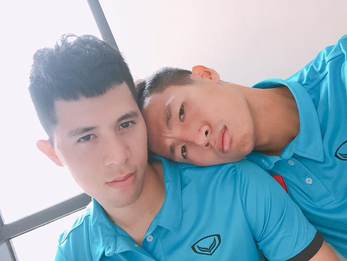 Trên Facebook cá nhân, cả hai đều rất chăm chỉ khoe ảnh selfie cùng nhau. Cứ mỗi sau trận đấu, cả hai đều nhắn nhủ "người tình" của mình hết sức dễ thương. Trung vệ Bùi Tiến Dũng từng hóm hỉnh đăng: "Dựa vào vai anh em nhé" và gắn thẻ Đình Trọng.