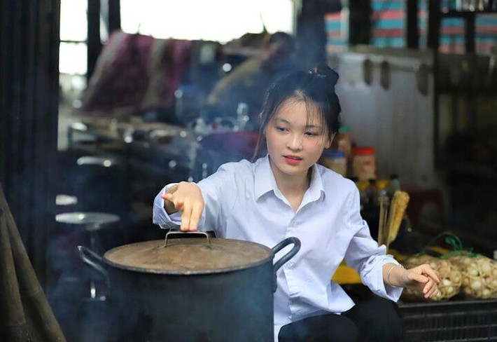 Đinh Thị Xuyến (học sinh lớp 12A1, trường THPT Mường Bi, Hòa Bình) đạt 3 điểm 10 môn Sử, Địa và GDCD. Được biết, vì hoàn cảnh gia đình khó khăm, Xuyến tự học qua sách vở và thầy cô trên trường là chủ yếu.