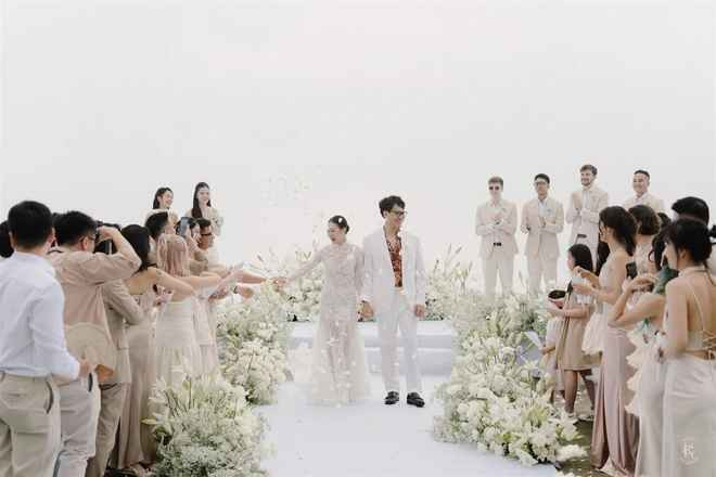 Suốt hơn 2 tháng trời ròng rã, Phương Anh và Bảo mới tìm được một địa điểm ưng ý nhưng bên tổ chức lại báo không thể thuê vì cần phải sửa chữa. Đang trong lúc tuyệt vọng thì bên planner tư vấn “hay thôi mệt quá thì bỏ phố lên núi làm đám cưới không”. Và cả hai chốt luôn một resort cao nhất Việt Nam ở trên Sapa để tổ chức lễ thành hôn.