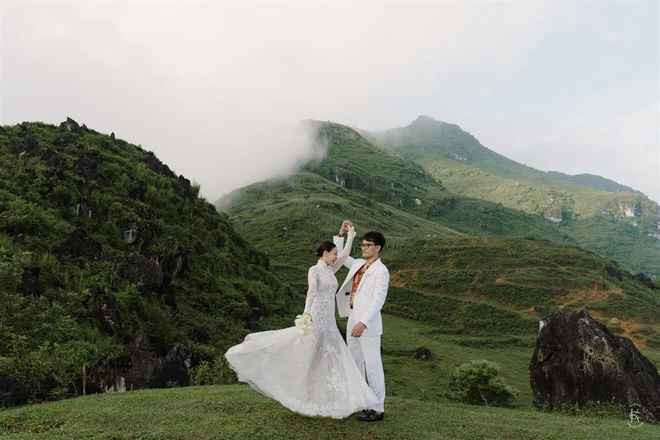 Theo đó, Phương Anh và chồng tổ chức lễ thành hôn ở trên đỉnh núi Sa Pa với độ cao 1.600m. Khoảnh khắc cô dâu tiến về phía chú rể giữa khung cảnh trời trong và thiên nhiên hùng vĩ đã khiến nhiều người phải thốt lên đúng là “đám cưới trên mây”.