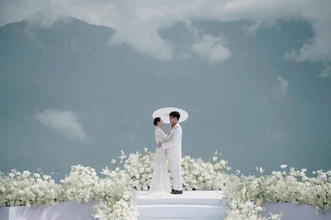 Sau 2 năm hẹn hò, Phương Anh và Bảo đã có “happy ending” với có đám cưới như "xé truyện" cổ tích bước ra, đúng theo mong ước của mình. Cô nàng cho biết điều tự hào là thấy khách mời nào cũng đều vui vẻ khi dự đám cưới. Bởi cô dâu đã luôn cố gắng nghĩ ra những điều bất ngờ cho khách mời như tặng quà, tổ chức trò chơi… Ảnh sử dụng trong bài: FBNV