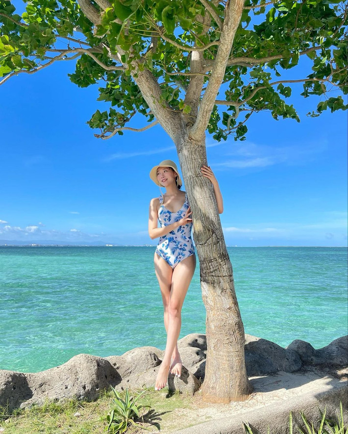 Nhờ sắc vóc "chuẩn không cần chỉnh", cô nàng tự tin diện những trang phục hở bạo như bikini.