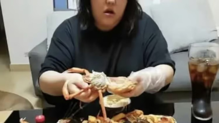 Cùng với thời lượng phát sóng tăng lên, cân nặng của cô nàng cũng tăng theo đó. Do ăn liên tục, Xiaoting tăng tới 300 kg. Bố mẹ Pan khuyên cô dừng phát trực tuyến. Họ cho rằng, số tiền Pan kiếm được không tương xứng so với những tổn thương sức khỏe phải gánh chịu. Tuy nhiên, cô bảo bố mẹ không cần lo lắng và khẳng định có thể tự xử lý được mọi rủi ro.