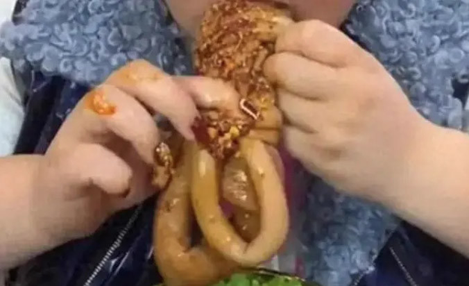 Trung Quốc từng cấm các livestream mukbang (quay cảnh ăn uống cho người khác xem) từ năm 2020, nhằm giảm lãng phí thực phẩm. Những người vi phạm có nguy cơ bị phạt tới 10.000 nhân dân tệ (1.400 USD). Mặc dù vậy, hàng nghìn người vẫn liều mạng thực hiện hành vi này để kiếm tiền.