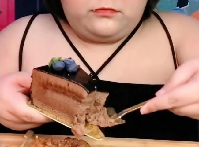 Từ một nhân viên phục vụ bàn, sau khi xem cảnh mukbang trên mạng và thấy họ nhận được quà từ người hâm mộ, Xiaoting quyết định thử dấn thân vào lĩnh vực này.