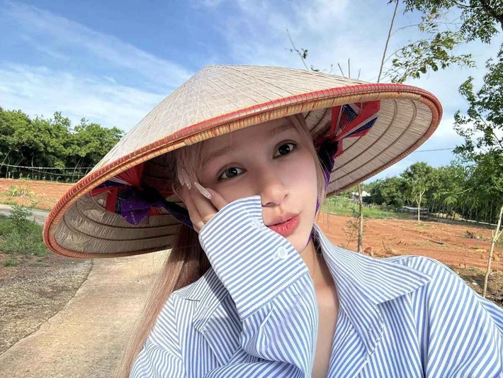 Tuy không diện đồ quá cầu kỳ, nhưng Xoài Non vẫn dễ dàng thu hút người xem với thần thái nhẹ nhàng và trong sáng.