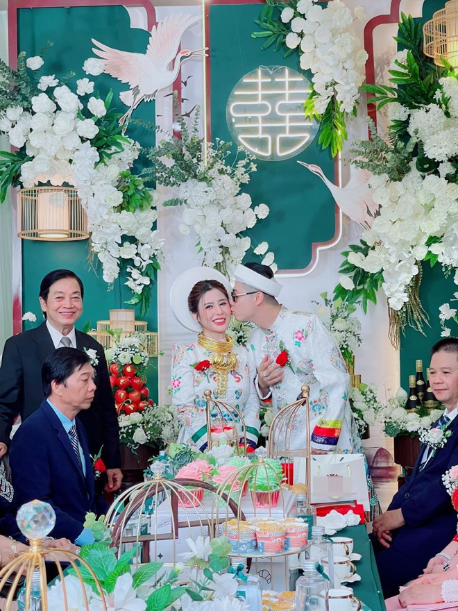 Được biết, cặp đôi nói trên là cô dâu Trương Ngọc sinh năm 1990 và chú rể Kỳ Phú sinh năm 1997, cặp đôi cùng ở Cần Thơ.