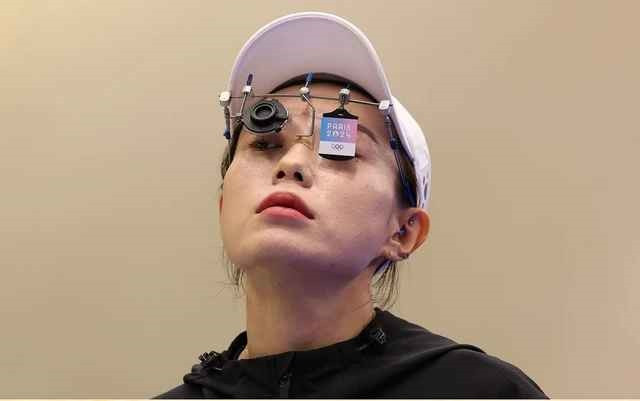 Bước vào trận chung kết bắn súng ngắn hơi 10m Kim Ye-ji đội chiếc mũ lưỡi trai màu trắng, đeo kính bắn súng, tay đút túi quần và vẻ mặt luôn thể hiện sự tập trung cao độ trong suốt trận đấu.