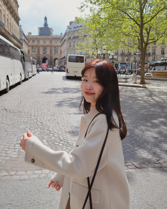 Nữ YouTuber sở hữu ngoại hình trẻ trung, trong veo với gương mặt ưa nhìn, giọng nói nhẹ nhàng gây thiện cảm.