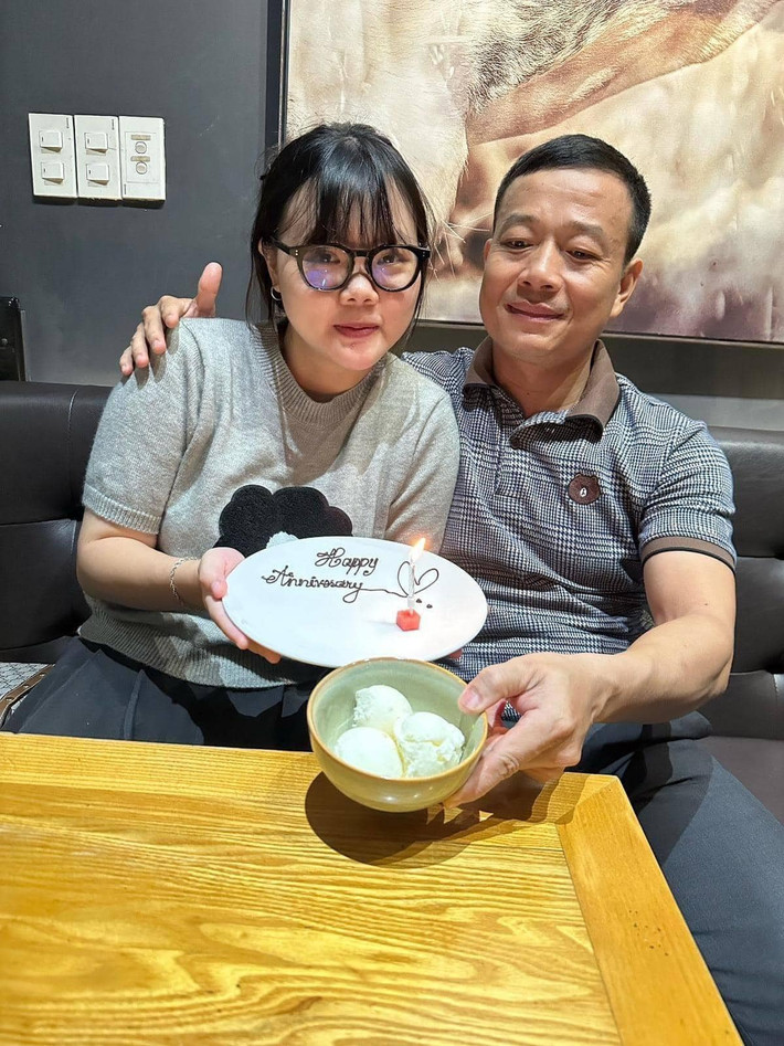 Chuyện tình yêu của những cặp đôi lệch tuổi luôn có sức hút đặc biệt. Xoay quanh câu chuyện này có không ít những lời ra tiếng vào. Tình yêu "chú - cháu" của Phan Minh Hằng Giang (23 tuổi, Đà Nẵng) và Đăng Đảo (43 tuổi, Đà Nẵng) từng "gây bão" MXH bởi khoảng cách tuổi tác của cặp đôi.