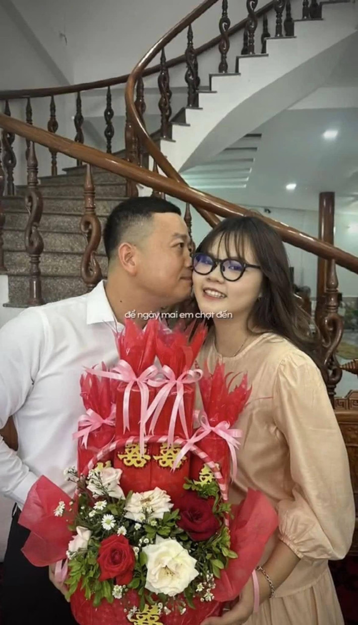 Lần đầu gặp, dù không có cơ hội tiếp xúc nhiều nhưng Giang đã trúng "tiếng sét ái tình" bởi thấy anh ít nói, điềm đạm, biết chăm sóc mọi người và có gương mặt hài hước. Về nhà, cô gái xin bố liên lạc của chú tài xế, chủ động nhắn tin làm quen.