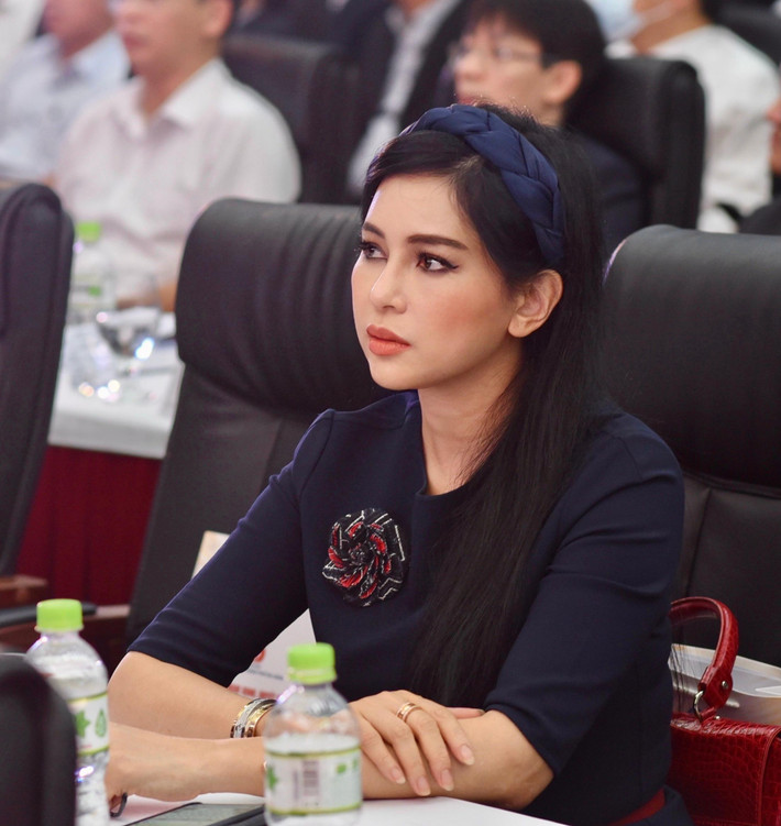 Nhiều năm về chung một nhà với tỉ phú giàu có, Thủy Tiên vẫn được coi là tượng đài nhan sắc.