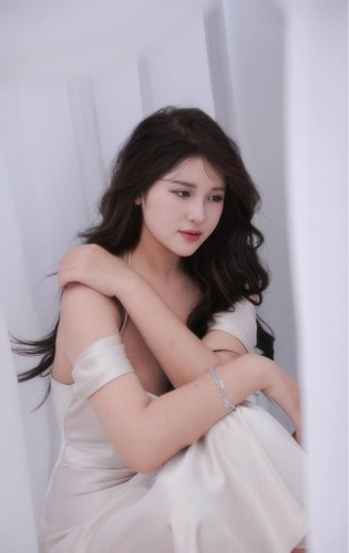Thanh Nga gây ấn tượng với hình ảnh gợi cảm, quyến rũ. Nhan sắc nữ tính, ngọt ngào của cô giáo trẻ nhận được rất nhiều lời khen ngợi. Ảnh sử dụng trong bài: FBNV
