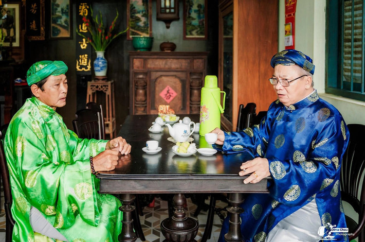 Không chỉ có cô dâu chú rể mà quan viên hai họ, phụ huynh của 2 gia đình cũng mặc những trang phục truyền thống xưa khiến nhiều người vô cùng thích thú.