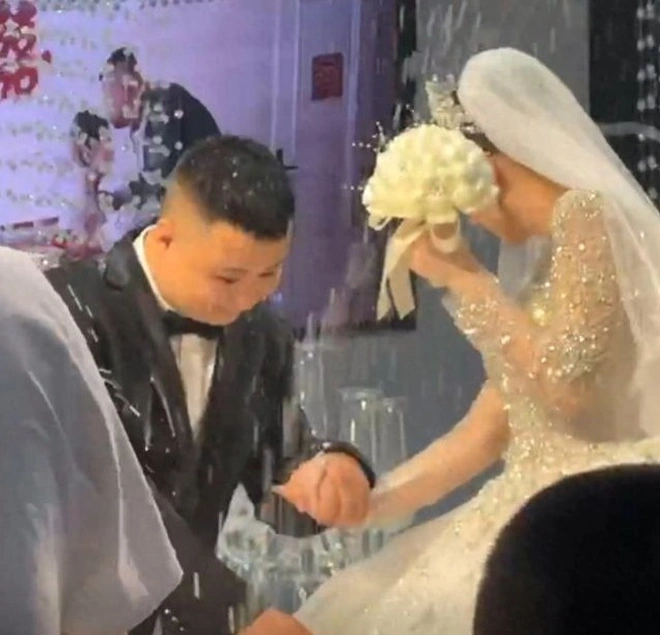 Quá giận dữ, cô dâu đã thẳng tay ném bó hoa cưới vào những người bạn, kèm theo đó là ánh mắt phẫn nộ.