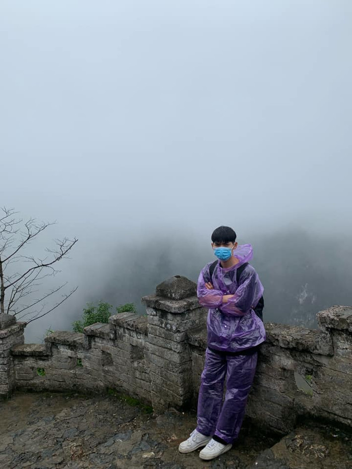 "Người ta đi du lịch thì mặc đẹp này kia, còn chúng tôi thì..." - 1 thành viên trong đoàn than thở.