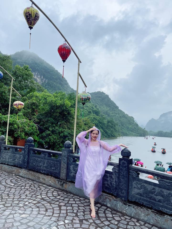 Cô gái này cũng không may mắn chọn đi du lịch Ninh Bình vào một ngày mưa. (Ảnh: Facebook)