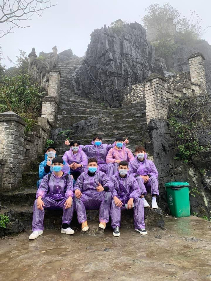 Trong hội nhóm review du lịch Ninh Bình, một nhóm bạn khác cũng đăng tải loạt ảnh check-in với đồng phục không thể độc đáo hơn - áo mưa.