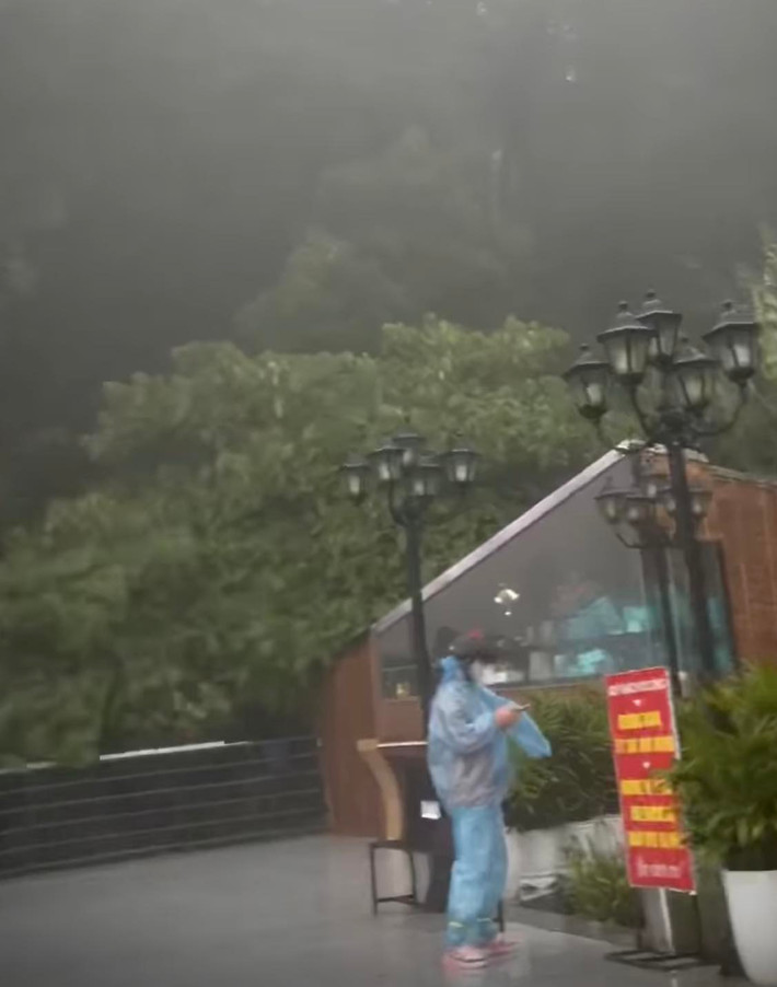 Theo nhóm này chia sẻ, trước đó xem dự báo thời tiết thì thấy mây xanh nắng vàng, đến gần ngày thì mưa gió, sương mù giăng khắp nơi.