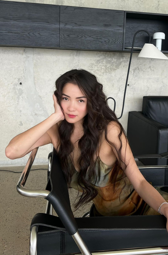 Dù đã bước sang tuổi 35, nàng hot girl đời đầu vẫn giữ được nhan sắc xinh đẹp, giữ được độ chín vừa đủ nhưng còn vương nét ngây thơ.