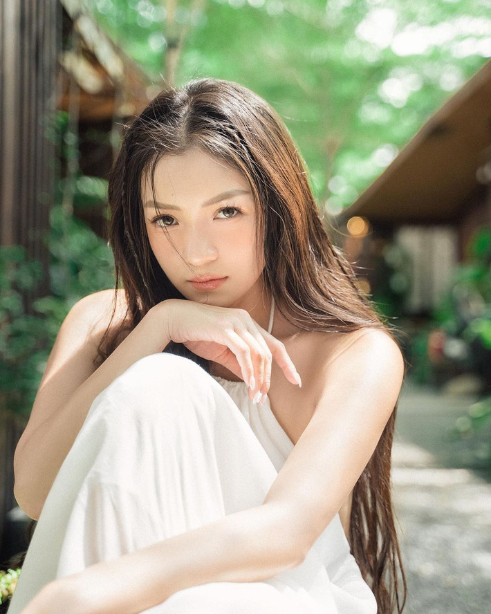 Cựu hot girl biến hóa phong cách liên tục, lúc năng động, khỏe khoắn, lúc thì dịu dàng, mơ màng như nàng thơ, lúc hóa quý cô sang chảnh, khi lại nóng bỏng, quyến rũ.