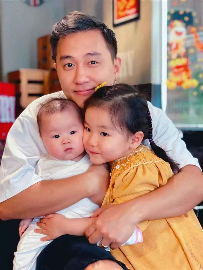 Mặc dù theo đuổi công việc là người dẫn chương trình, tuy nhiên MC Ngọc Huy lại có xuất phát điểm tại Học viện Ngoại giao Việt Nam.