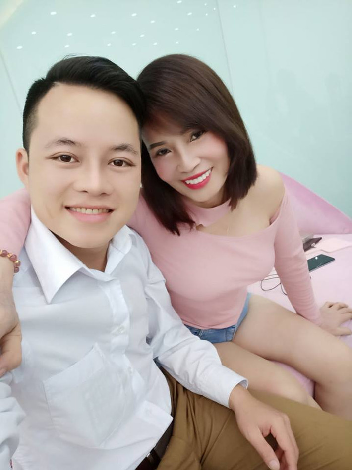 “Từ khi cưới nhau về, tôi bắt đầu hướng dẫn Hoa Cương cách gội đầu và các kỹ năng bấm huyệt, chăm sóc da. Bây giờ, chồng tôi nhiều khi còn làm tốt hơn cả tôi bởi anh ấy có sức khỏe, bấm huyệt sâu, khách hàng ưng ý lắm. Nói đi cũng phải nói lại, tôi may mắn khi lấy được người chồng chăm chỉ, chịu khó học hỏi và sẵn sàng đồng hành cùng tôi trong mọi việc”, cô Sao nói.