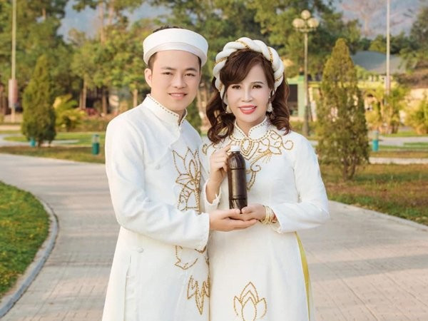 Chia sẻ về cuộc hôn nhân của mình, chị Sao nói: “Hôn nhân của tôi êm đềm như trải thảm. Hoa Cương là người nói được, làm được, anh ấy nói yêu tôi và bây giờ vẫn yêu tôi”. Ảnh sử dụng trong bài: FBNV